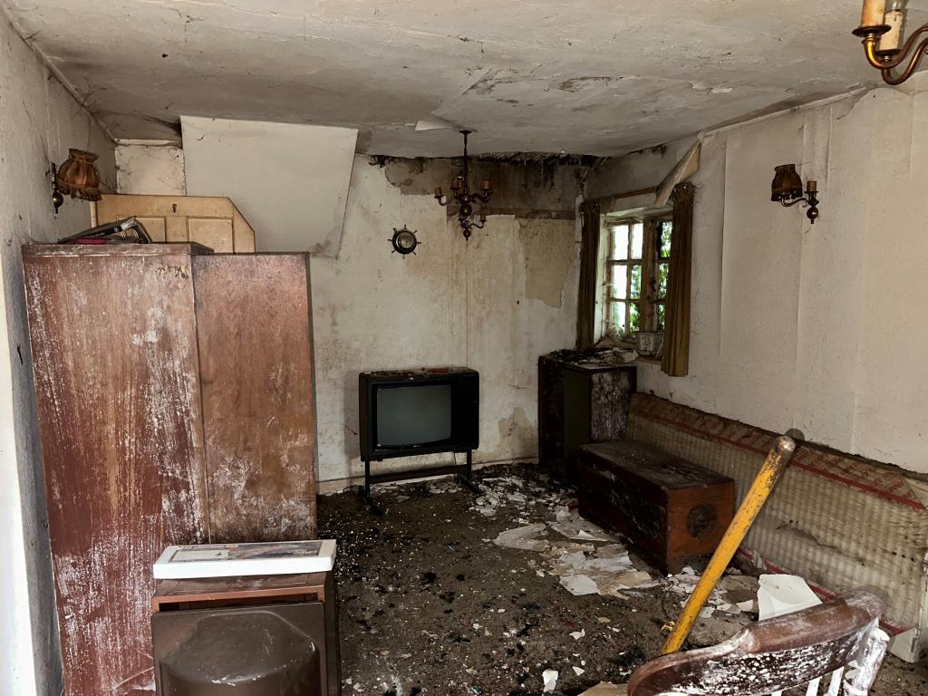 Lot: 57 - TWO-BEDROOM COTTAGE WITH ADJOINING CLOCK TOWER FOR REFURBISHMENT - Living Room